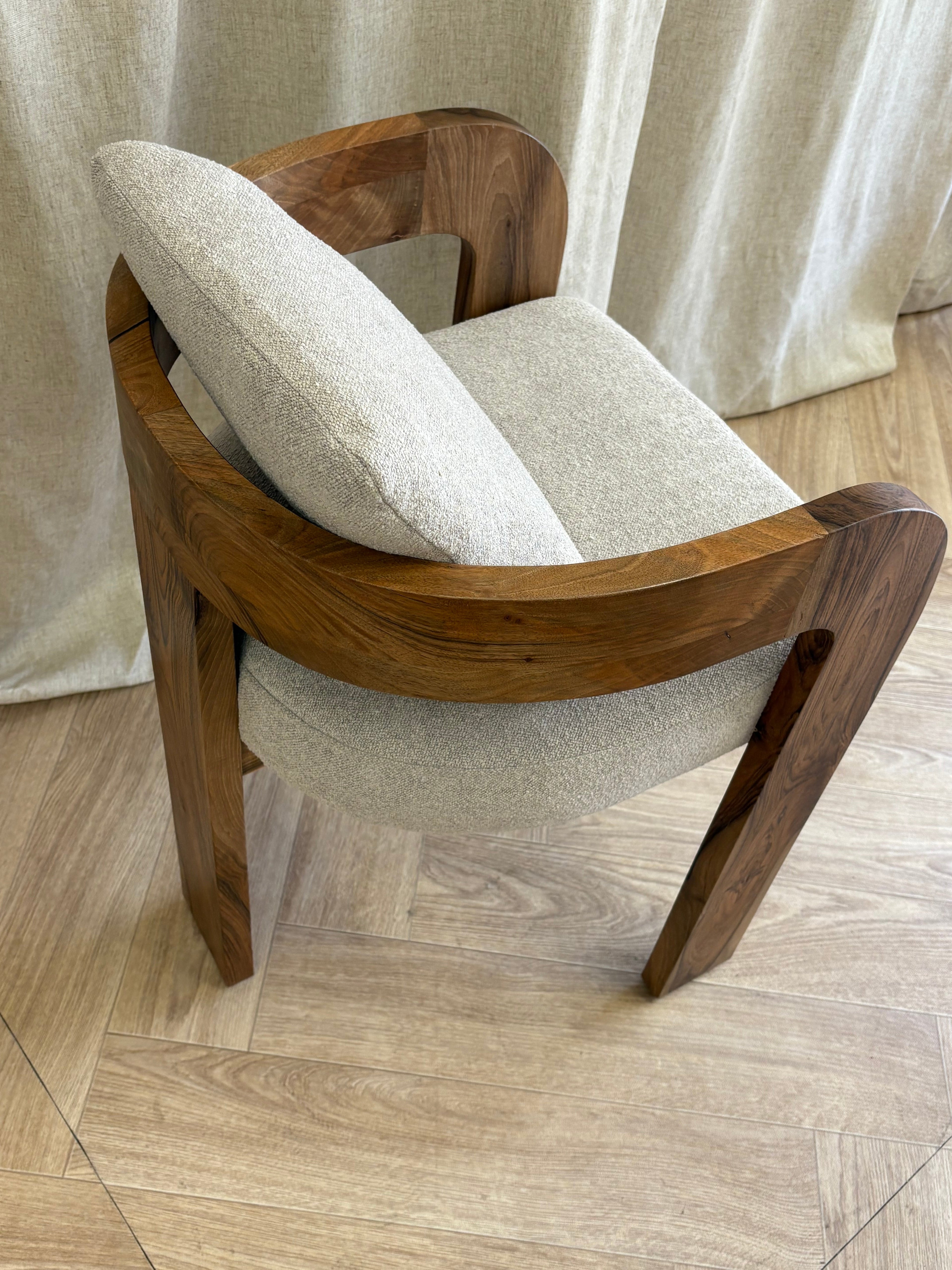 Chaise en bois de noyer INES