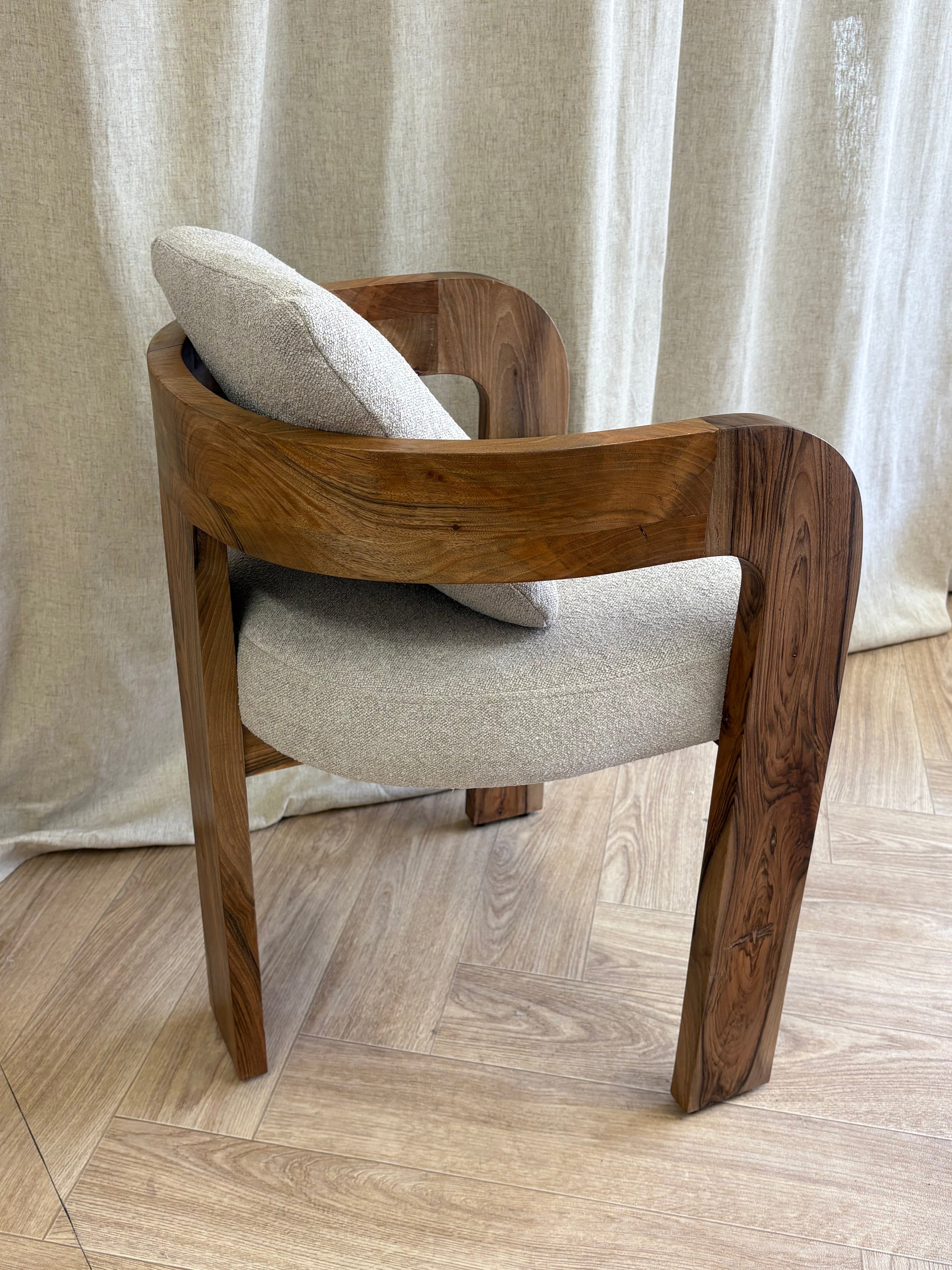 Chaise en bois de noyer INES