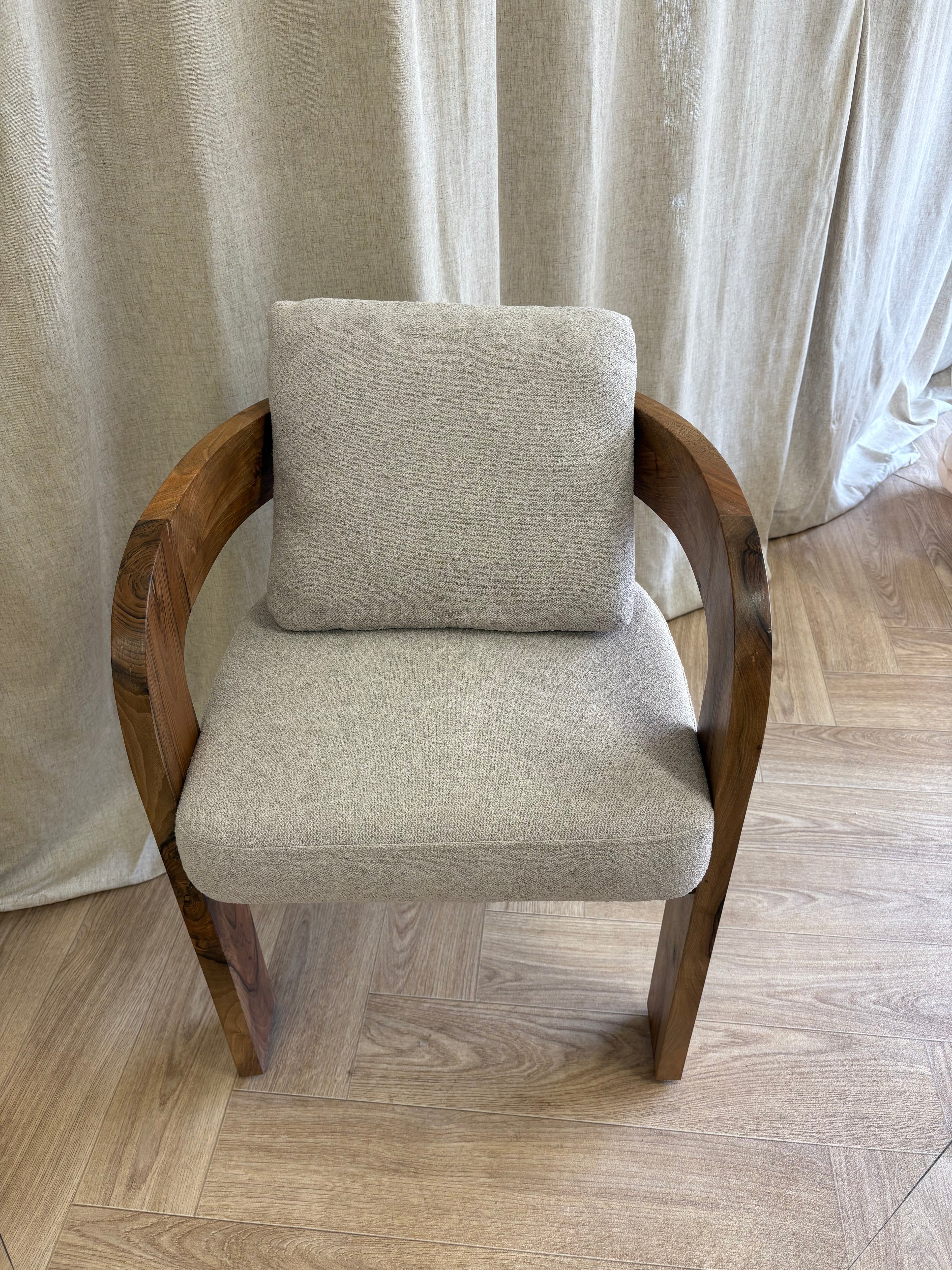 Chaise en bois de noyer INES