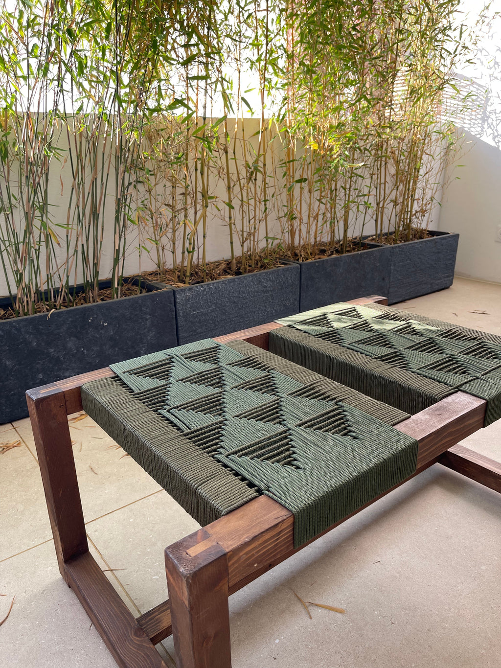 Banc en Bois de Noyer et Fil Nylon - Élégance et Polyvalence